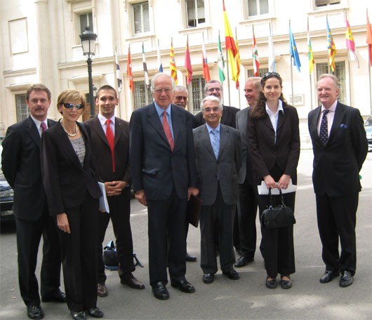 Karl von Wogau mit Delegation der Kangaroo Group des Europäischen Parlamentes vor dem Spanischen Senat in Madrid